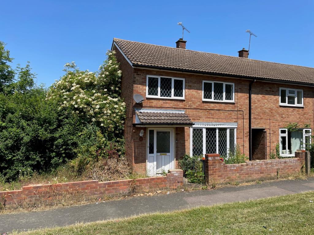Lot: 133 - FREEHOLD END-TERRACE HOUSE FOR REFURBISHMENT - View of front elevation 1 the Link Houghton Regis